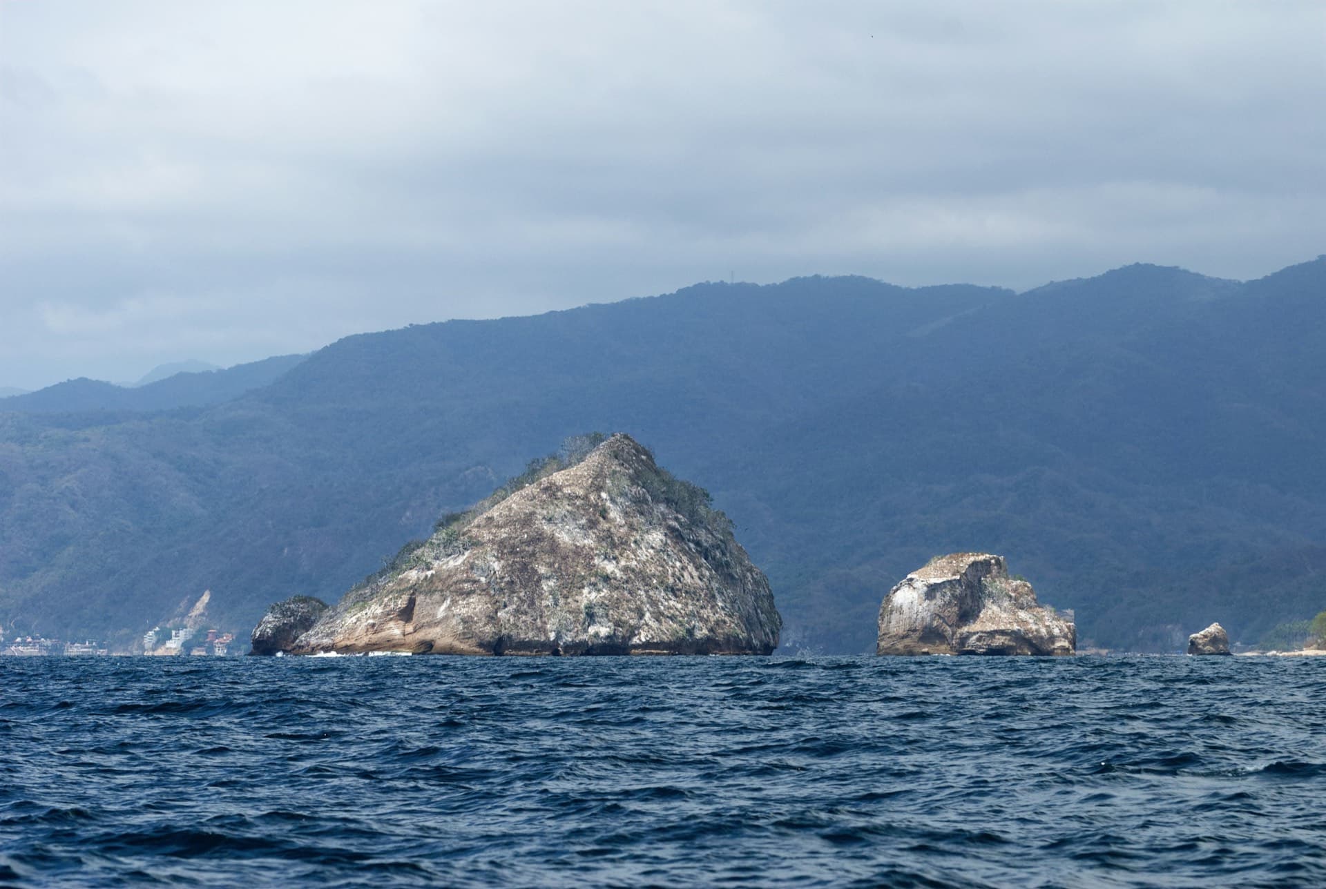 Los Arcos de Mismaloya con la sierra detrás