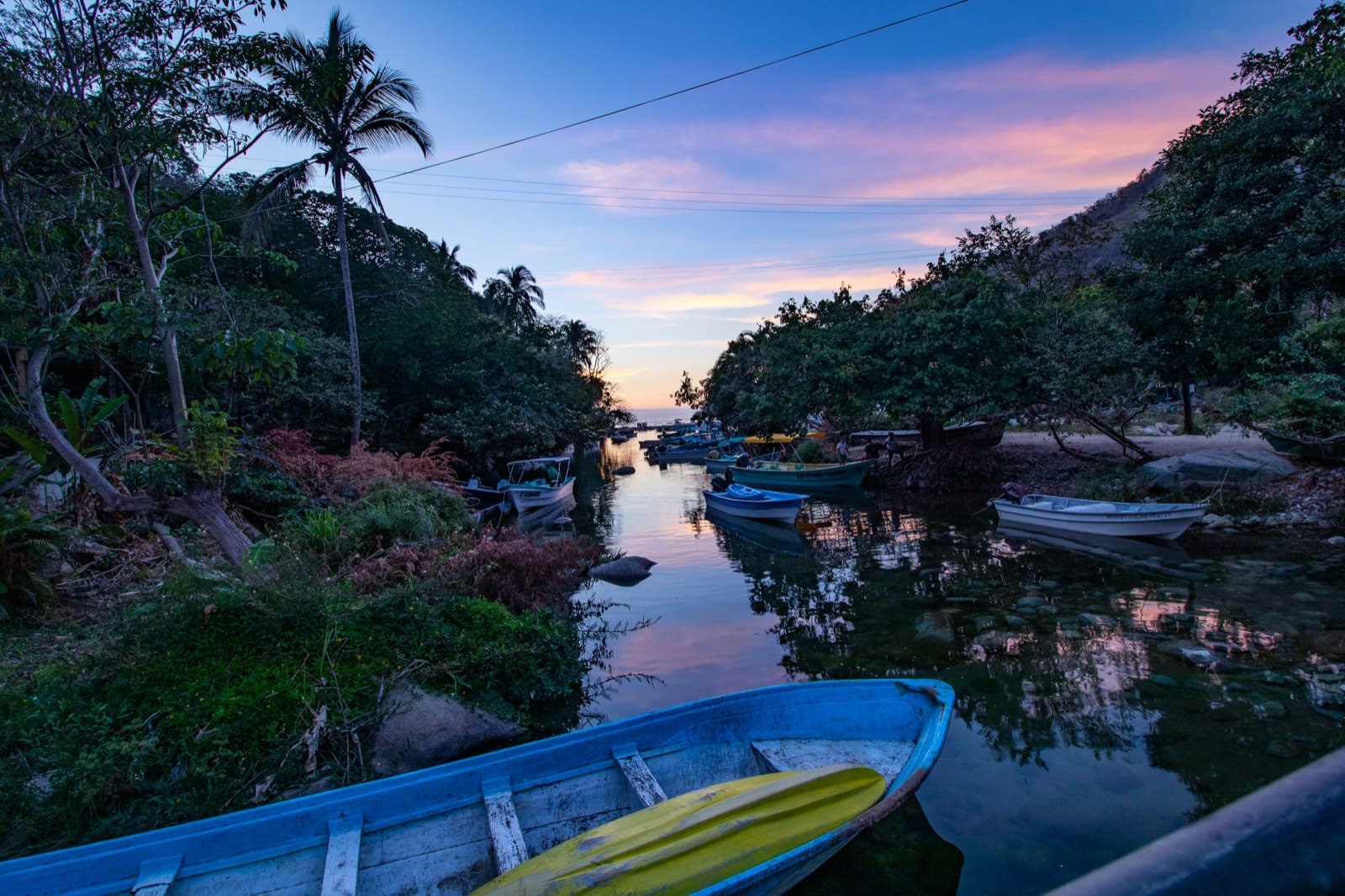 Pangas en el estero de Boca de Tomatlán al atardecer