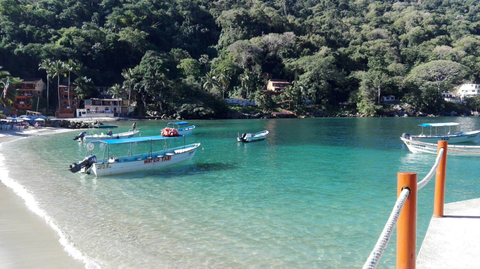 Pangas con toldo junto al muelle de Boca de Tomatlán, entre la selva