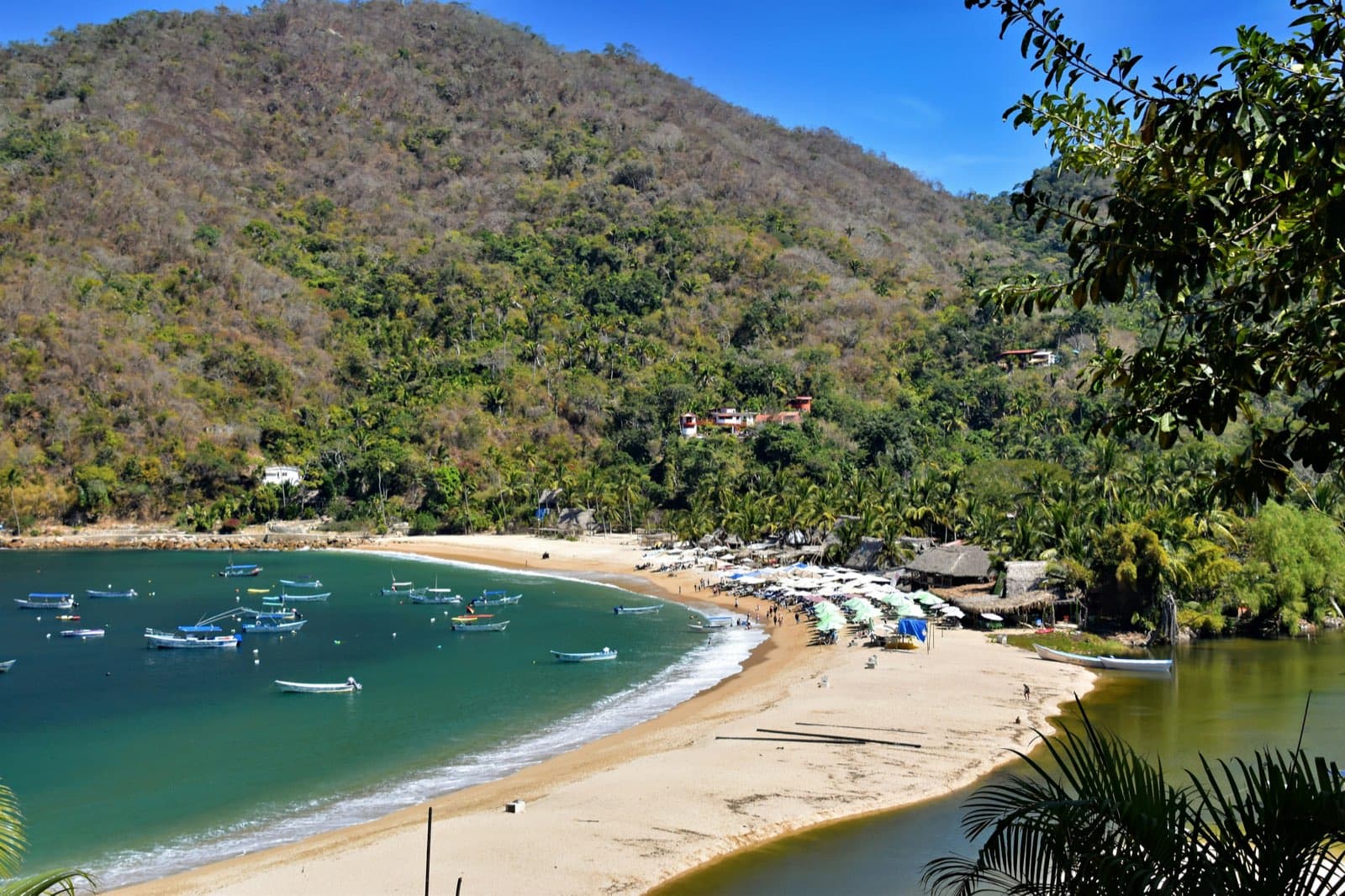 Bahía de Yelapa con pangas fondeadas, playa y cerros de selva
