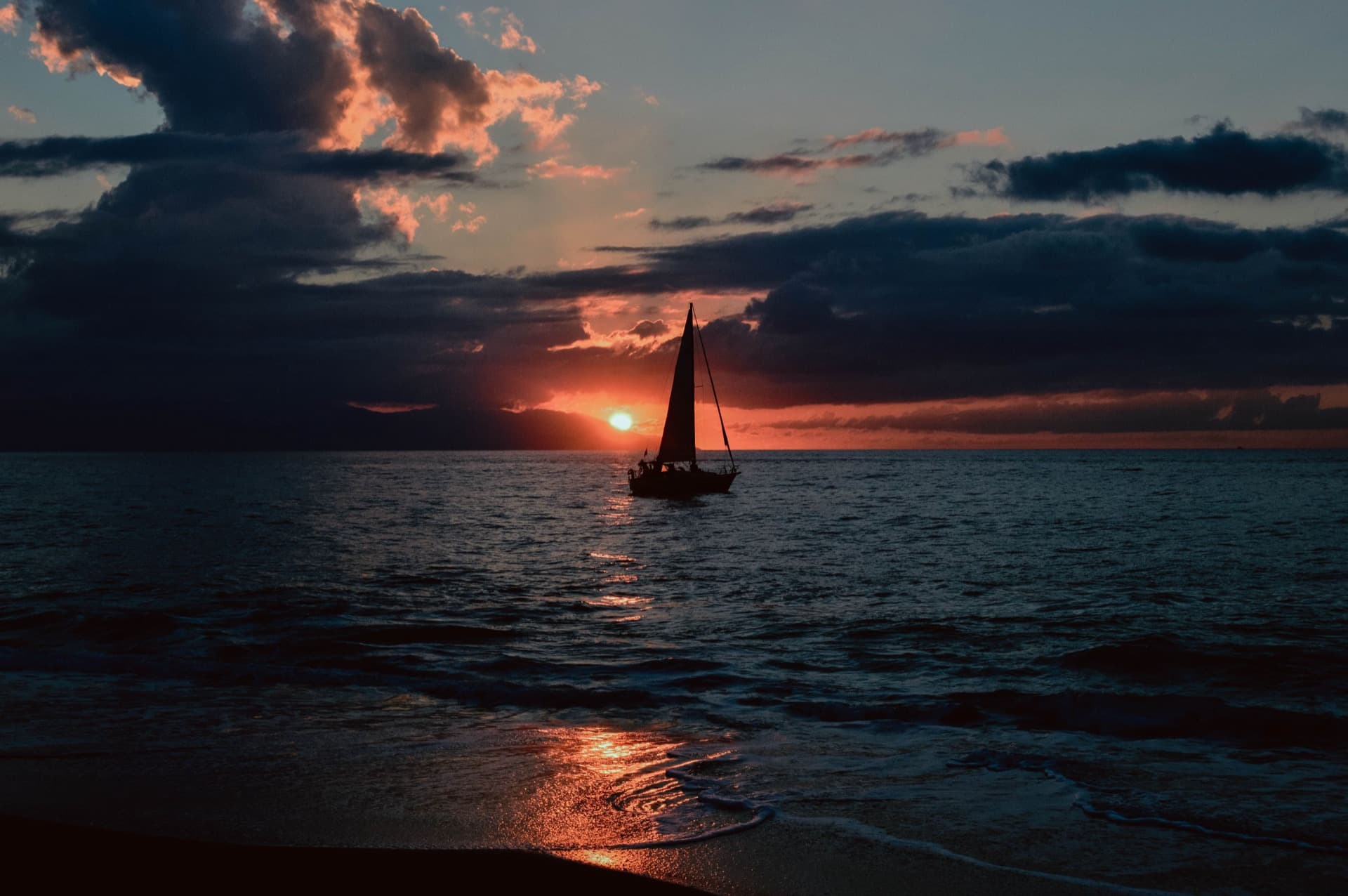 Silueta de un velero al atardecer frente a Puerto Vallarta
