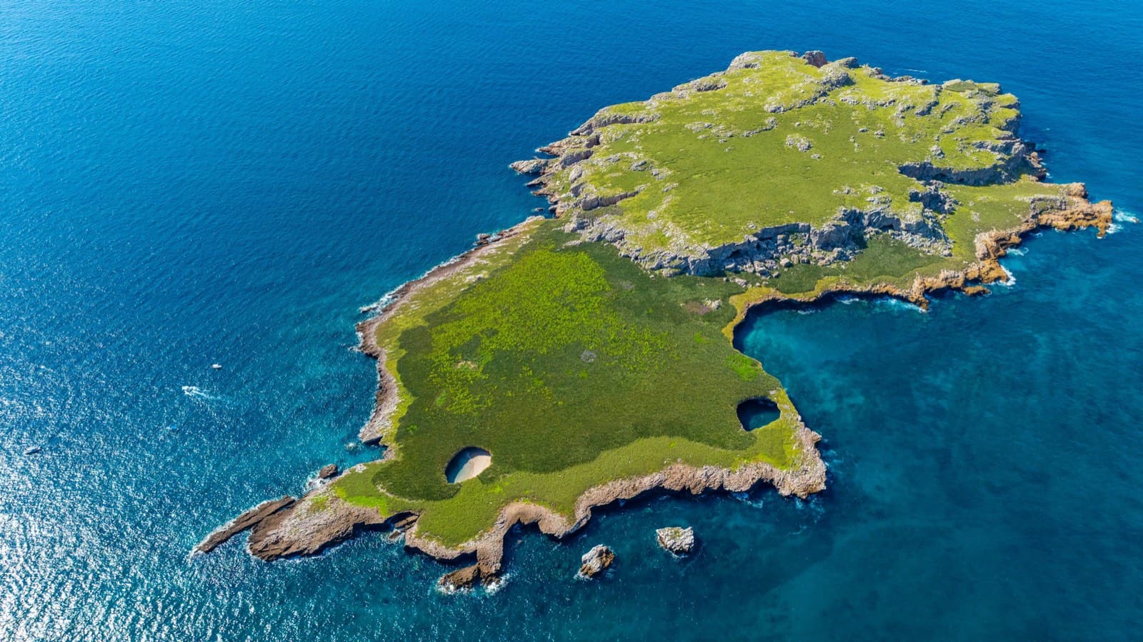 Islas Marietas desde el aire, con Playa del Amor y el mar azul